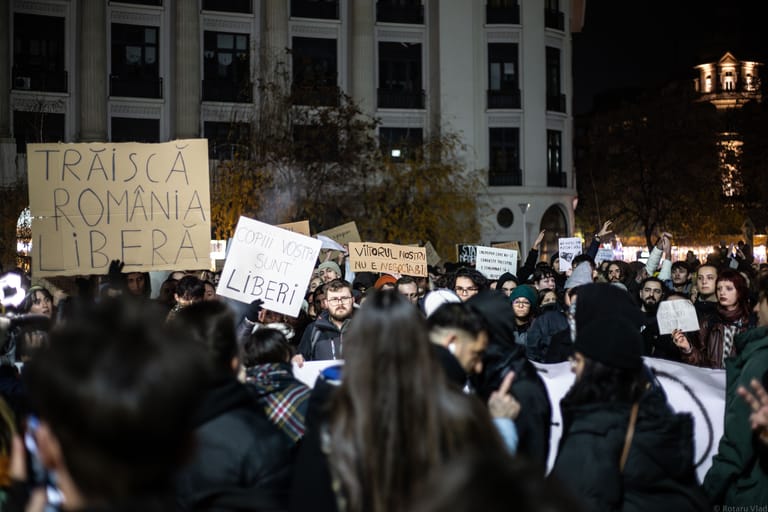 Manifestații (Piața Universității și Piața Victoriei)