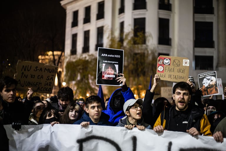 Manifestații (Piața Universității și Piața Victoriei)